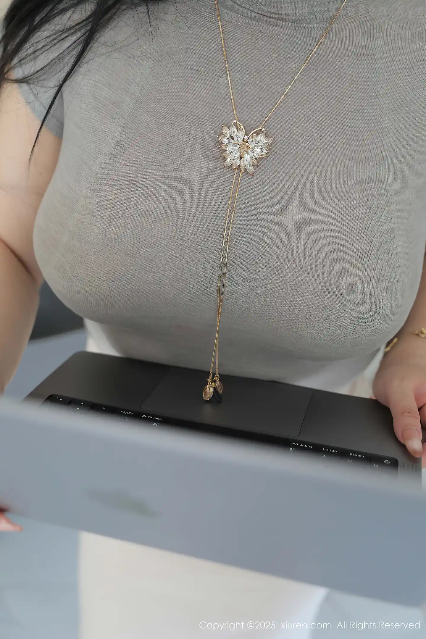 图片[5]-[XiuRen秀人网] VOL.10488 模特王婉悠Queen性感灰色OL服饰配超薄肉丝秀丰腴身姿诱惑写真80P-秀人网官方网站